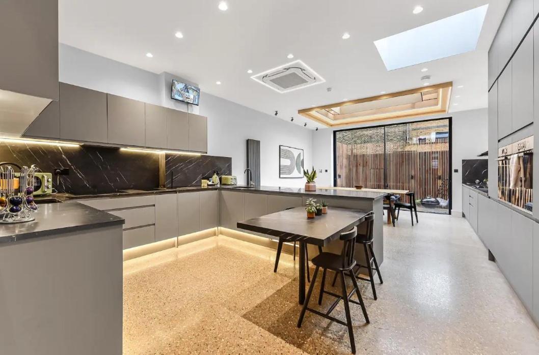 Outstanding 4 Bedroom * Londra
