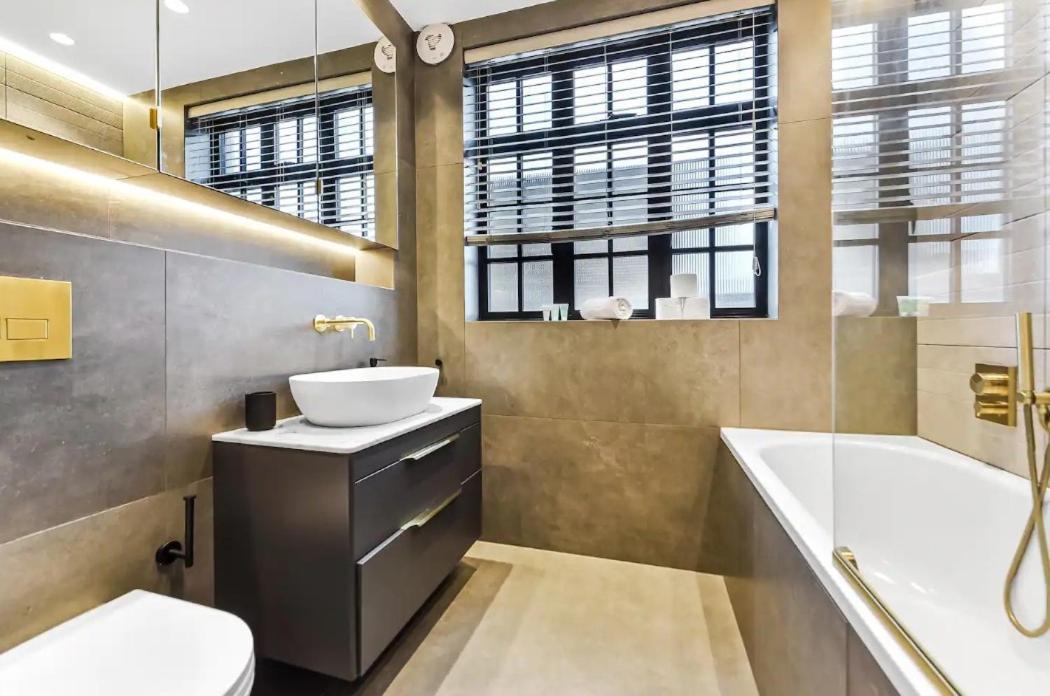 Outstanding 4 Bedroom Appartamento